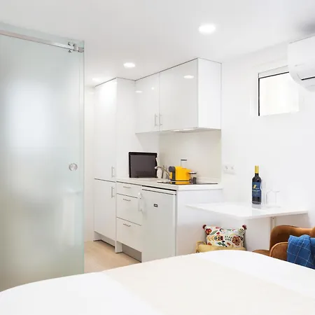 Airport - Std 2 - Ar Condicionado - Cave 20m2 215ft2 - Full Equipped - Ring Bell E Lisboa